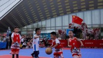 拒绝全场防守，小篮球比赛展现个人技术与团队协作（以自由攻防为核心，让小篮球比赛更具观赏性和趣味性）