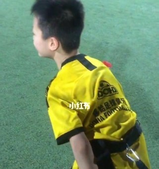 少年足球动作技巧教案——培养未来足坛明星的关键（以科学训练方法提升少年足球技巧，助力年轻球员成长）
