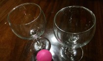 乒乓球技巧（掌握正确的力度与角度，将乒乓球准确投入杯子中）