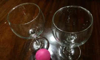 乒乓球技巧（掌握正确的力度与角度，将乒乓球准确投入杯子中）