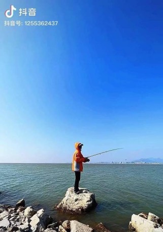 探寻狮山钓鱼野钓路亚的魅力（挑战钓鱼技巧，享受大自然的宁静）