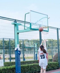 女生打篮球缺乏防守技巧的应对方法（提升女生篮球防守能力的有效训练方法）