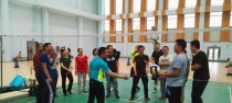 掌握以气排球二传球动作要领的技巧（打造高效稳定的二传手，）