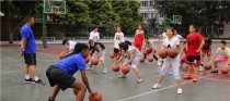 篮球防守滑步训练多人，提升团队协作（打造默契防守，攻无不破）