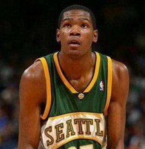 NBA现役卧推力量排行榜（探索NBA球员们在卧推训练中的惊人力量和努力）