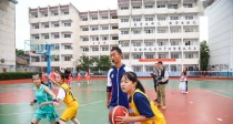 小学生篮球中的贴身防守技巧（技巧、策略、训练，助你击败贴身防守！）