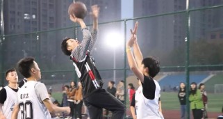 篮球场上如何有效防守乱跑的人？（策略和技巧让你成为防守高手）