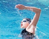 游泳初学者的漂浮技巧（轻松掌握水中的平衡和浮力）