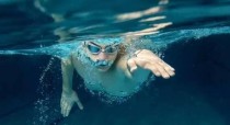 游泳运动员的呼吸技巧（如何提高游泳运动员的呼吸技巧）