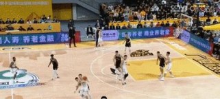 打篮球中如何应对防守人的球掏技巧（掌握技巧，有效应对对方的球掏进攻）