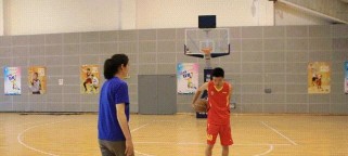篮球防守技巧之“背后搂腰”（从背后搂腰，提升篮球防守）