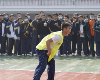 初中班赛篮球防守技巧——提高球队实力的关键（技术、战术、团队合作，打造坚实的防线）