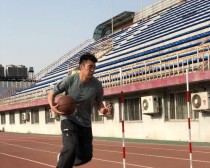 篮球防守的重心判断与应用技巧（揭秘成功防守的关键）
