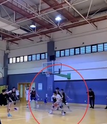 篮球防守高手（利用出色的防守技巧，成功将球踢飞）
