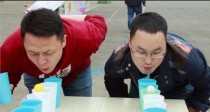 乒乓球吹入纸杯的小技巧（让乒乓球轻松“进杯”！）