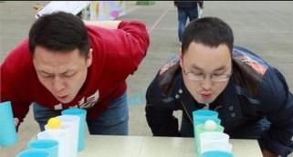 乒乓球吹入纸杯的小技巧（让乒乓球轻松“进杯”！）