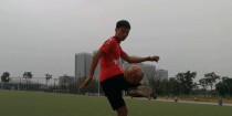 足球招牌颠球技巧教学（轻松学会颠球，掌握足球技巧）