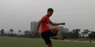足球招牌颠球技巧教学（轻松学会颠球，掌握足球技巧）