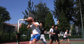 小学生如何正确防守篮球（掌握关键技巧提高防守能力）