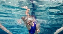 自学游泳的水中呼吸技巧（掌握正确呼吸，游得更轻松）