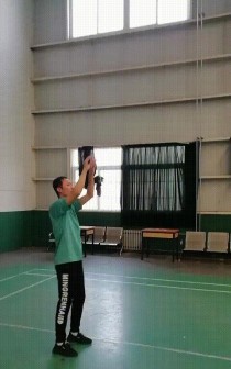 排球正面接球脚步动作要领（掌握正确的脚步动作提升正面接球技巧）