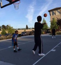 小学生打篮球的防守技巧（从基础练起，提高防守能力）