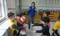 学习排球向上垂直抛球的正确姿势和技巧（掌握关键动作以提高排球发球水平）