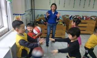 学习排球向上垂直抛球的正确姿势和技巧（掌握关键动作以提高排球发球水平）