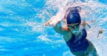 游泳动作与技巧解析（掌握游泳的要领，享受水中的自由）