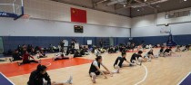 打篮球防守者的脚如何站位（掌握正确站位，成为出色防守者）