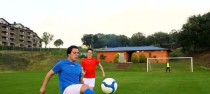 以足球过人技巧为主题的男孩如何打造优秀表现（关键技巧助力男孩成为足球场上的明星）