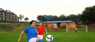 以足球过人技巧为主题的男孩如何打造优秀表现（关键技巧助力男孩成为足球场上的明星）