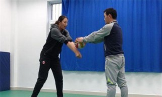 掌握排球深蹲垫球动作的要领（打造稳定传球——排球深蹲垫球的关键技巧）