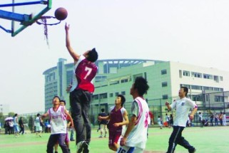 篮球防守脚步失误的应对策略（技巧、训练、调整，助你在比赛中避免脚步失误）