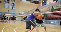 篮球场上的进攻与防守（攻守两端，协同作战）