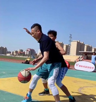 郭教练带你掌握篮球防守技巧（打造坚固的篮球防线，提升防守能力）