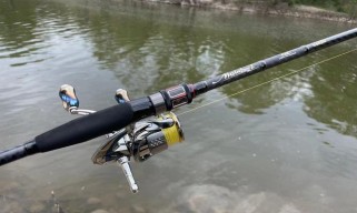 以溪流钓鱼选择最佳路亚鱼竿（探寻溪流鱼竿的绝佳选择及使用技巧）