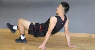 如何正确伸直双手进行篮球防守（有效的篮球防守技巧与注意事项）