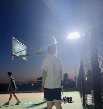 男生与女朋友打篮球（男生女友篮球防守合作，实力不减爱情）