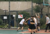 打篮球后位防守与位置的重要性（以合理位置构建有效防守体系）