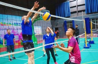 掌握排球二传触球的关键要领（以正确的姿势和技巧完成准确传球）