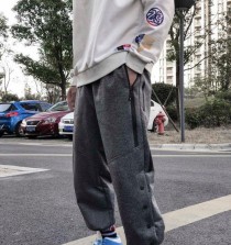 打篮球防守的习惯动作（探究球员喜欢提裤子的原因及其意义）