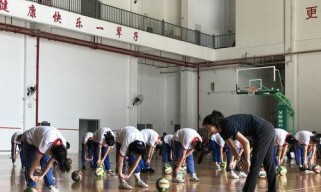 双人花样排球垫球动作要领（提高技巧，享受挑战）