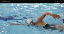 仰游泳技巧教学（掌握正确的动作和呼吸，轻松畅游游泳池）