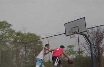 打篮球防守的技巧与准备（掌握防守技巧，提高篮球比赛实力）