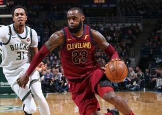 NBA历史上防守比较强的球星排名（探秘篮球场上的防守之王）