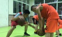 篮球防守交叉步脚步练习慢动作（提升防守能力，掌握精准脚步动作）