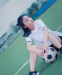 女生往上踢足球的技巧与策略（提升女生足球实力的关键技能与训练方法）