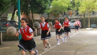 打好一年级篮球防守脚步基本功（提升运动技能，从防守脚步开始）
