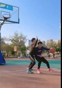 如何提高儿童篮球防守能力——勾手接球技巧（通过勾手接球技巧提升儿童篮球防守效果）